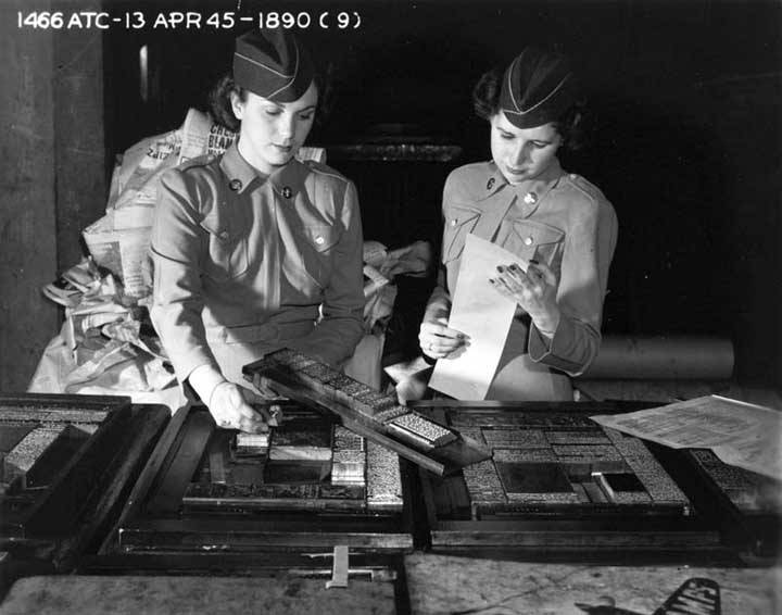 Image of Women’s Army Corps members printing, 1945